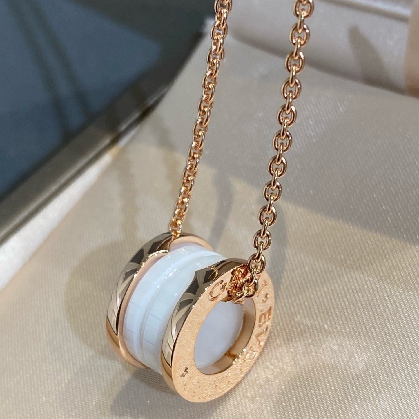 [AuraEcho]ZERO 1 WHITE CERAMIC PINK GOLD NECKLACE