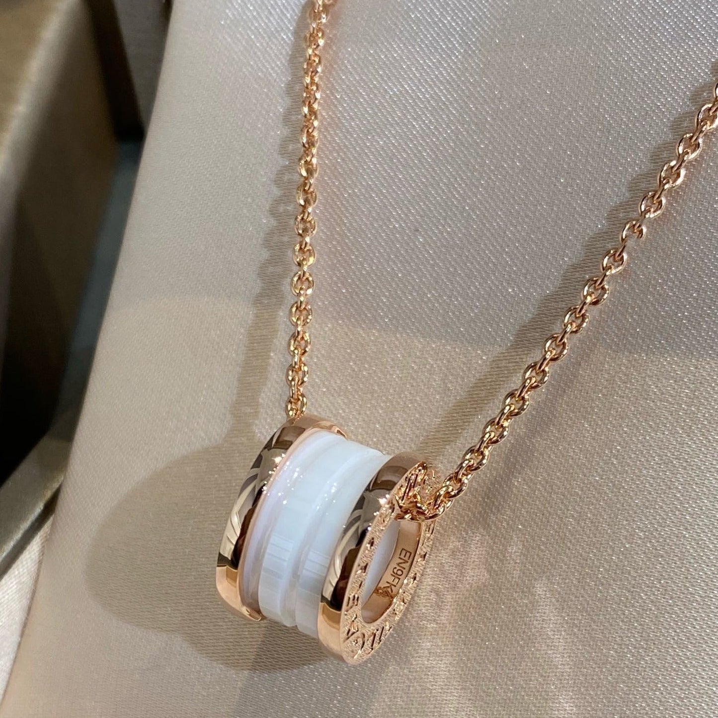[AuraEcho]ZERO 1 WHITE CERAMIC PINK GOLD NECKLACE